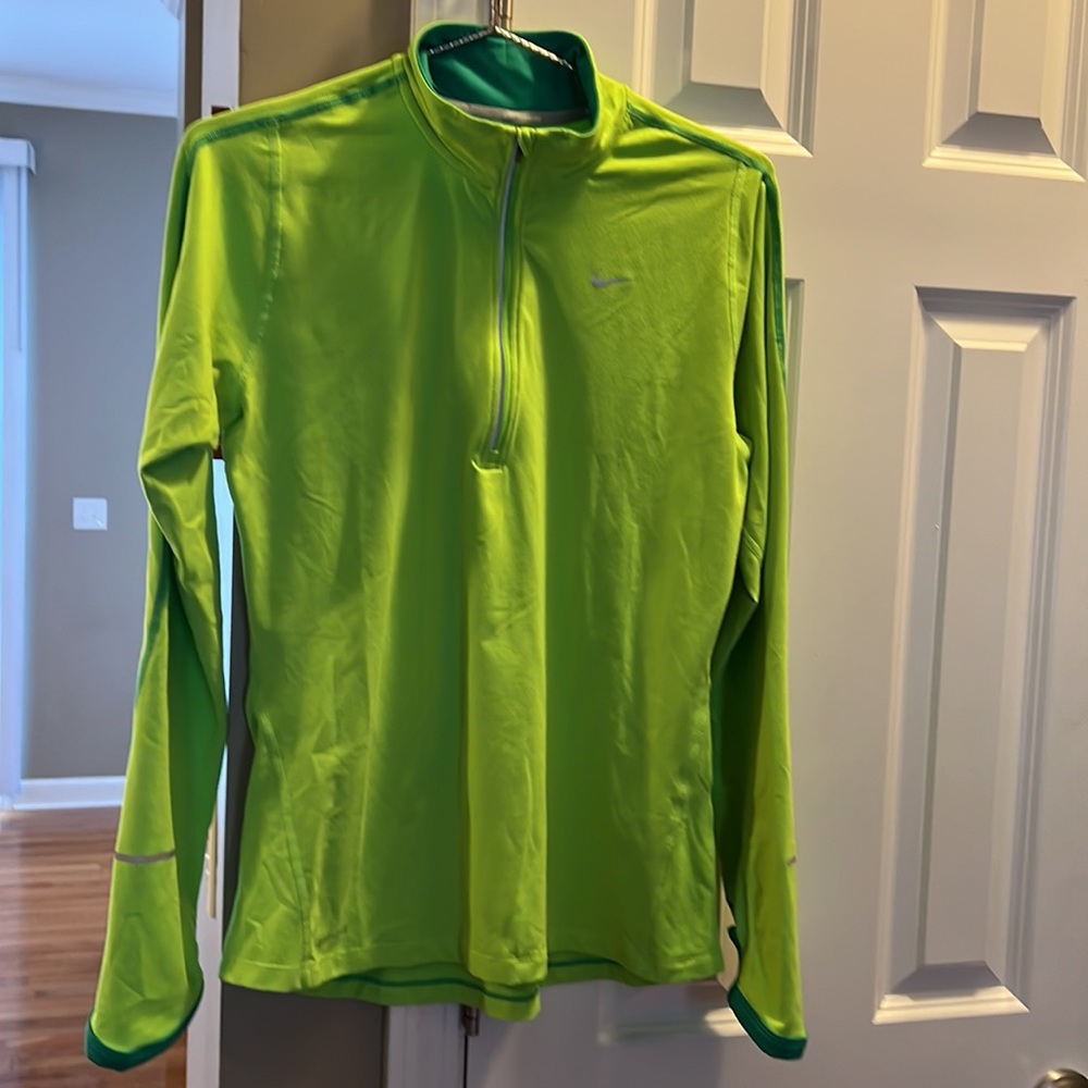 NIKE | Have fun working out in this Dri-Fit w/ thumbholes & reflective | Medium